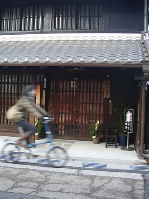 正月の街を
ぶらりと
自転車に乗る